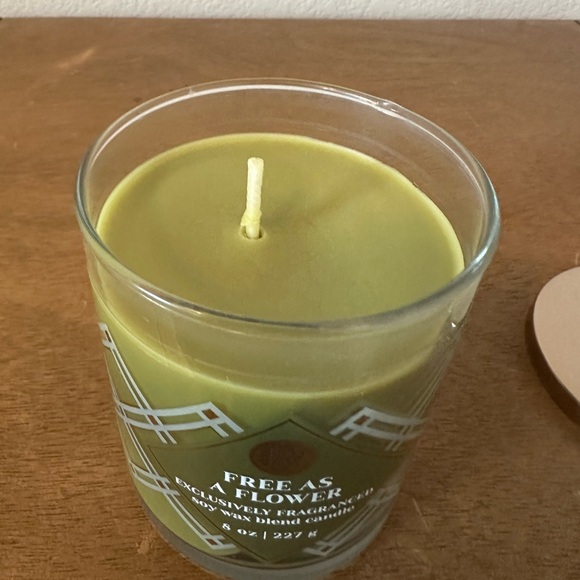 NEW bath and body works FREE AS A FLOWER single wick candle NEW - Picture 2 of 3